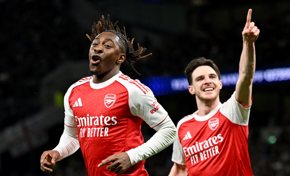 Arsenal goleó a Tottenham y se aferra al liderazgo en Premier