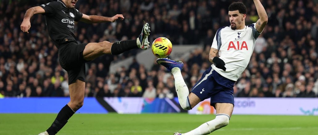 Ya salió el tacazo de Solanke para el 2 a 2 de Tottenham y Manchester City Los Spurs le empataron el juego con una pirueta de su atacante. Tremendo golazo de taco de Solanke en Tottenham - Manchester City