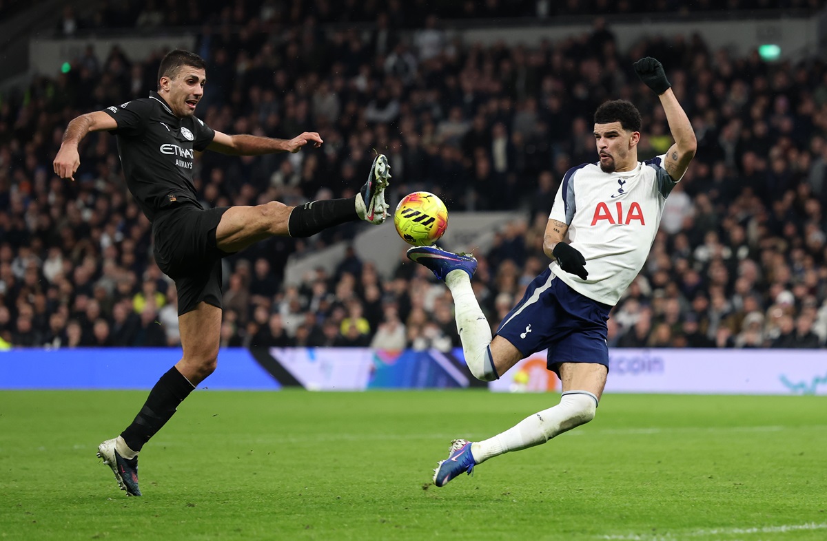 Los Spurs le empataron el juego con una pirueta de su atacante. Tremendo golazo de taco de Solanke en Tottenham - Manchester City