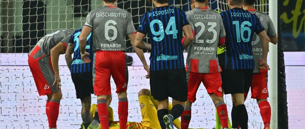 Emi Audero aturdido por la bomba de estruendo que le tiraron en Cremonese - Inter Un tifosi Nerazzurri fue protagonista este domingo en Serie A. Tiró un petardo en Cremonese - Inter, perdió tres dedos y será detenido