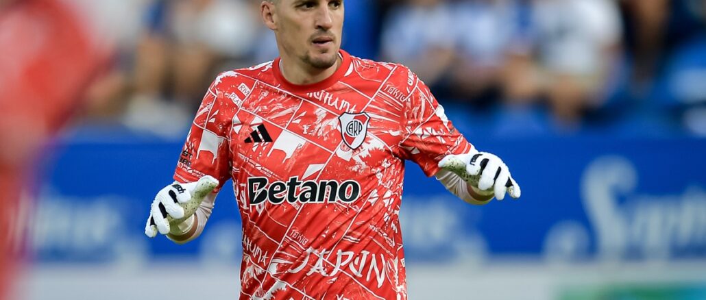 Franco Armani volvió a la titularidad en River y se fue lesionado otra vez El arquero se resintió en el partido ante Vélez. Franco Armani volvió a lesionarse en River y Beltrán entró en su lugar