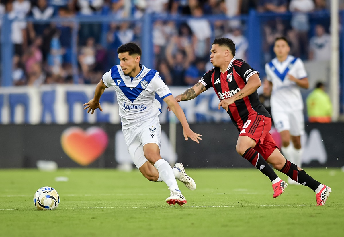 El colombiano recibió hielo en el isquiotibial derecho. Juanfer Quintero salió lesionado en River y encendió alarmas