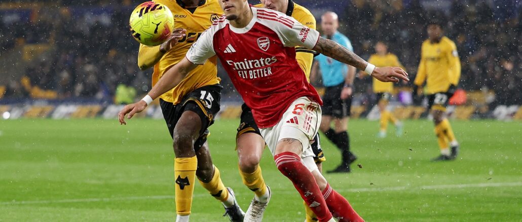 Wolverhampton 2 vs Arsenal 2 Fue 2 a 2 para los Wolves y los Gunners en Premier League. Wolverhampton arruinó al Arsenal en la última y le sacó un empate