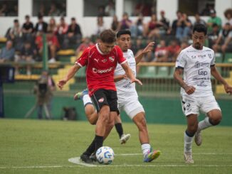 Independiente se complicó en el final pero pasó a Atenas