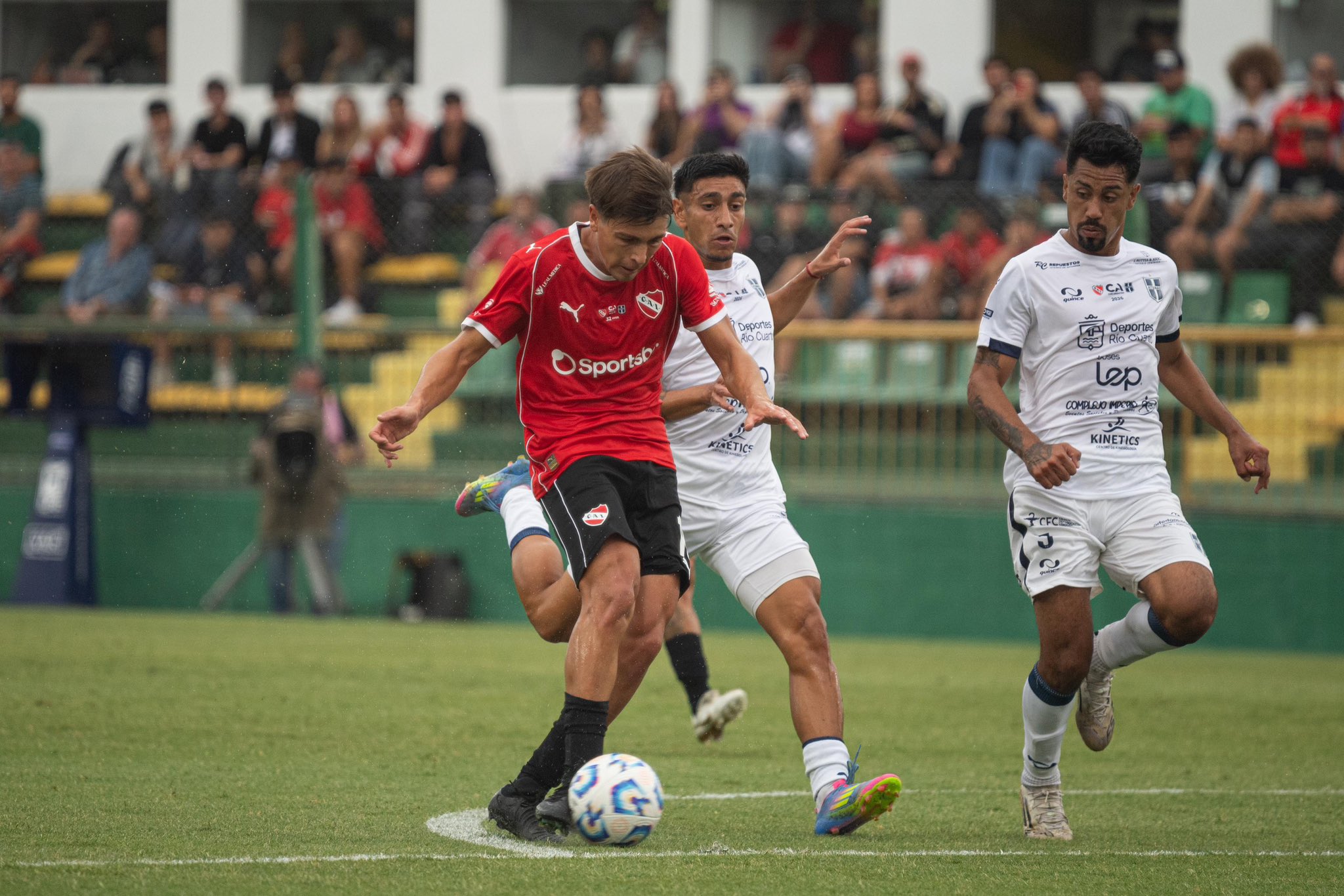 Independiente se complicó en el final pero pasó a Atenas