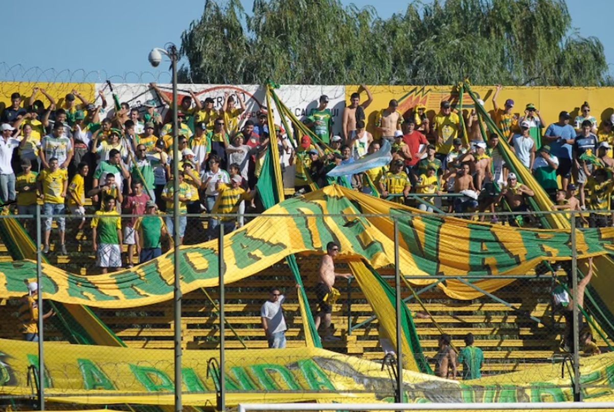 La empresa el Halcón se decretó en quiebra y golpea a la historia del fútbol. Cerró la línea 148 que supo darle color al Club Defensa y Justicia