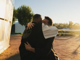 Lionel Messi a los abrazos con Chiqui Tapia