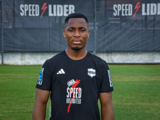 Johnson Nsumoh llegó al país y firmó en Deportivo Riestra