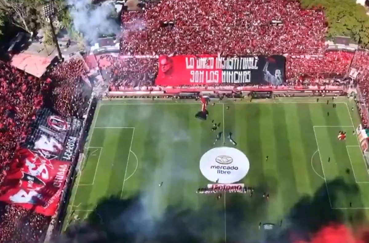 Banderas, fuegos artificiales y mucho más para apoyar a la Lepra en el derbi. Formidable recibimiento para Newell´s en el clásico ante Central