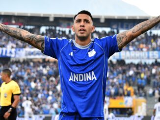 Rodrigo Contreras convirtió un espectacular golazo desde atrás de mitad de cancha para que Millonarios se adelante ante Atlético Nacional.