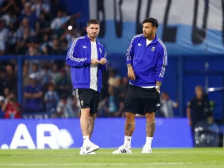 Una vieja costumbre en La Bombonera: De Paul y paredes comieron caramelos en el círculo central