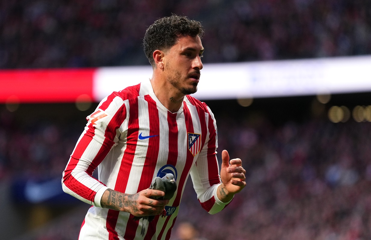 El uruguayo interrumpió el partido para salvar a un animalito en cancha. Josema Giménez rescató una paloma en Atlético Madrid - Real Sociedad