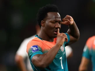 A un jugador de Australia le tiraron un guante de la tribuna y celebró un gol como Michael Jackson