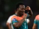 A un jugador de Australia le tiraron un guante de la tribuna y celebró un gol como Michael Jackson
