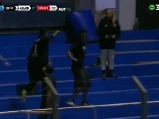 ¡Lo insólito en Uruguay! Lo expulsaron, fue a la tribuna y se peleó a las piñas con un hincha rival