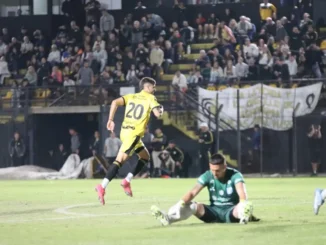 Comunicaciones volvió al triunfo ante Liniers con doblete de Jeremías Heidenreich