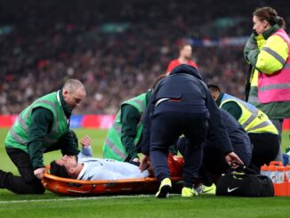 El defensor del Palmeiras se dobló el tobillo hacia afuera ante Inglaterra. Joaquín Piquerez salió en camilla y enciende alarmas en Uruguay