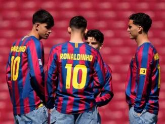 Barcelona le rindió homenaje a Ronaldinho por su cumpleaños 46