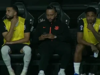 Escándalo en Corinthians: Descubren a Memphis Depay hablando por teléfono en el banco