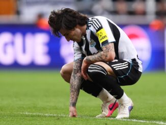 El ex Milan pidió el cambio y salió asistido por médicos en Barcelona. Alarmas en Italia con la lesión de Sandro Tonali en Newcastle