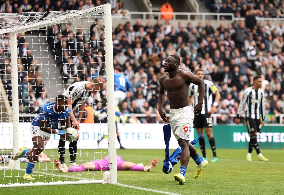 Sunderland remontó ante Newcastle en St. James’