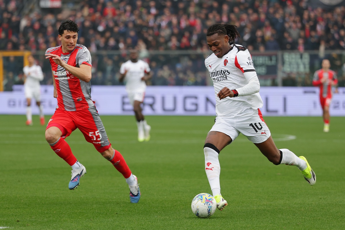 Milan ganó sobre la hora y sostiene ilusión antes del derbi contra Inter