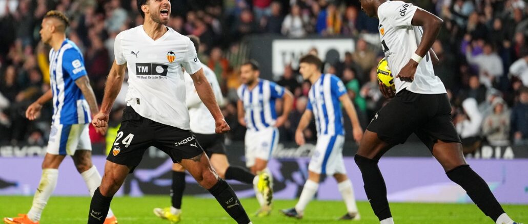 Valencia le dio vuelta el juego a Alavés con dos goles agónicos