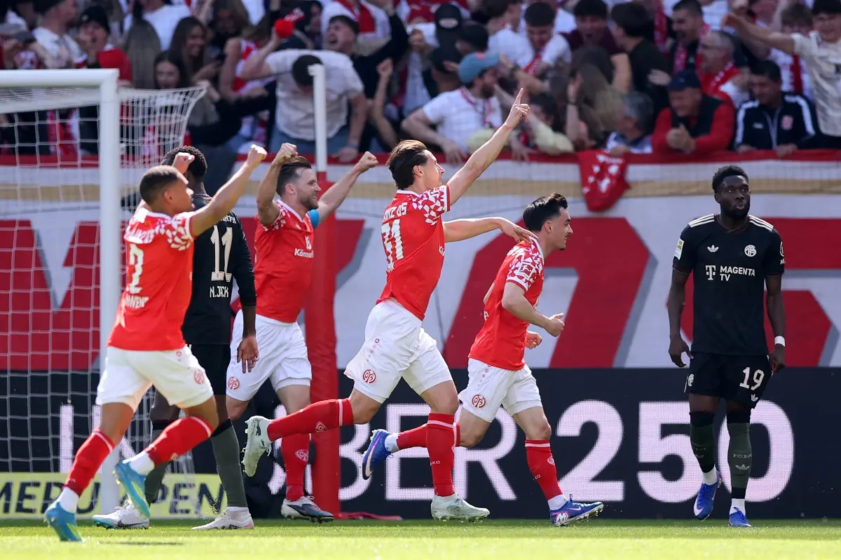 Bayern Munich se enojó, metió a los titulares y estrenó el título con remontada 4-3 ante Mainz