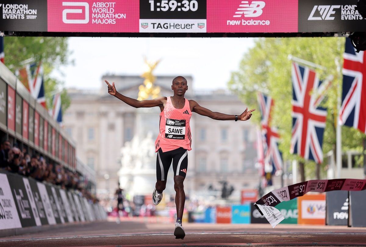 Dos atletas bajaron la marca histórica pero uno fue récord mundial. Sebastian Sawe ganó la maratón de Londres y rompió la barrera de las 2 horas