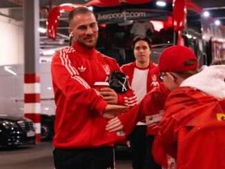 El argentino recupera su puesto desde el vamos ante Crystal Palace. Liverpool va por el cuarto puesto con Mac Allister de titular