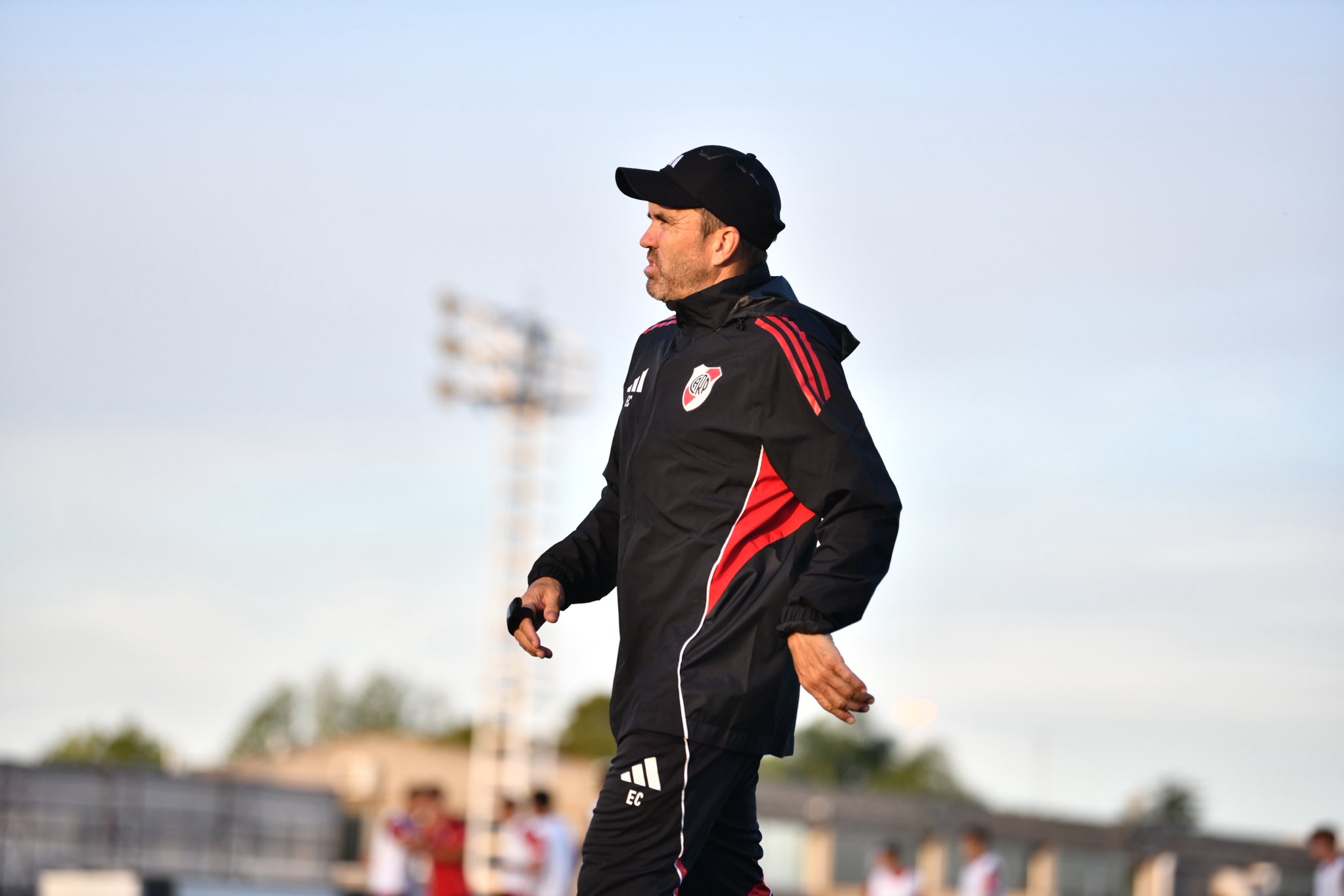 Eduardo Coudet tiene todo definido: River presentó su lista de concentrados sin Vera, Quintero y Castaño para enfrentarse a Boca este domingo.