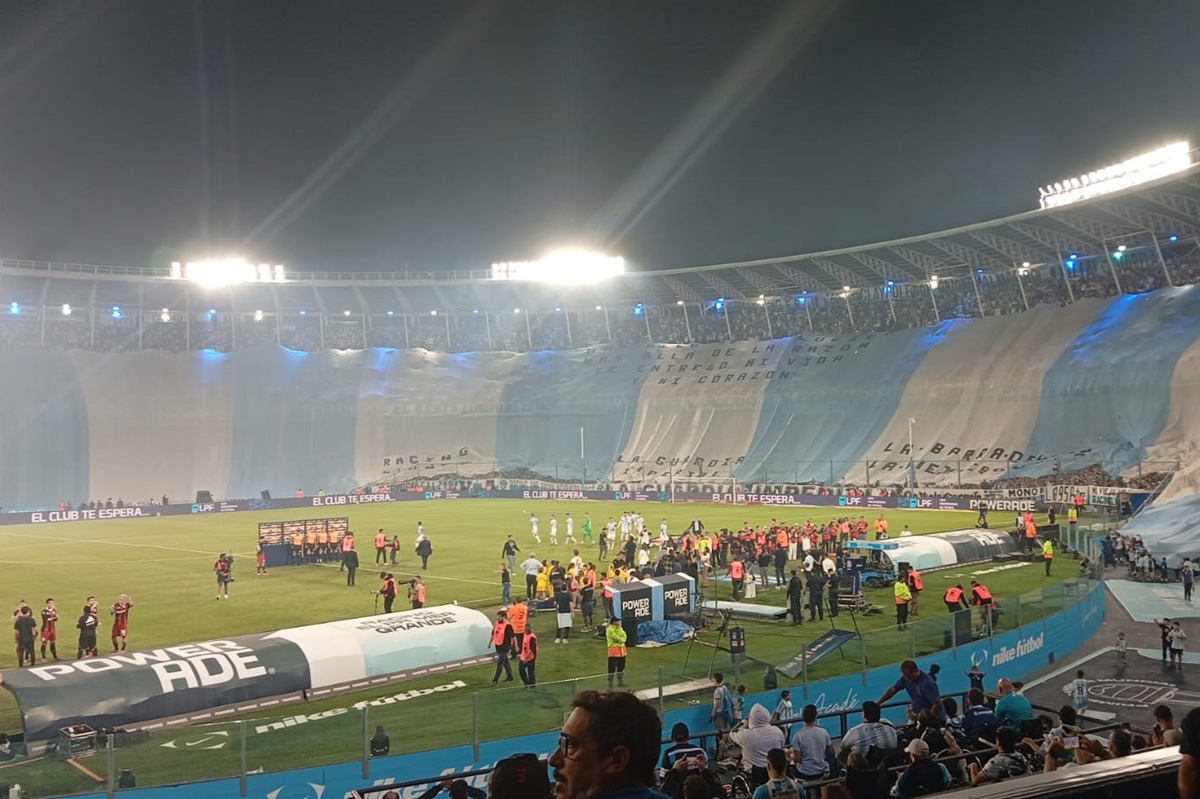 La Academia tuvo un recibimiento bárbaro ante River. Racing volvió a desplegar el famoso telón más grande del mundo