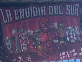 Fuegos artificiales, bandera y un tifo del Granate en el derbi. Formidable recibimiento de Lanús en el clásico ante Banfield