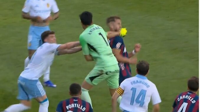 El arquero argentino con pasado en Boca desató una batalla campal ante Huesca. Esteban Andrada fue expulsado en Zaragoza por una trompada