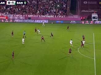 Mauro Méndez definió pero el VAR vio un milimétrico offside. Gol anulado y polémica en el clásico entre Lanús y Banfield