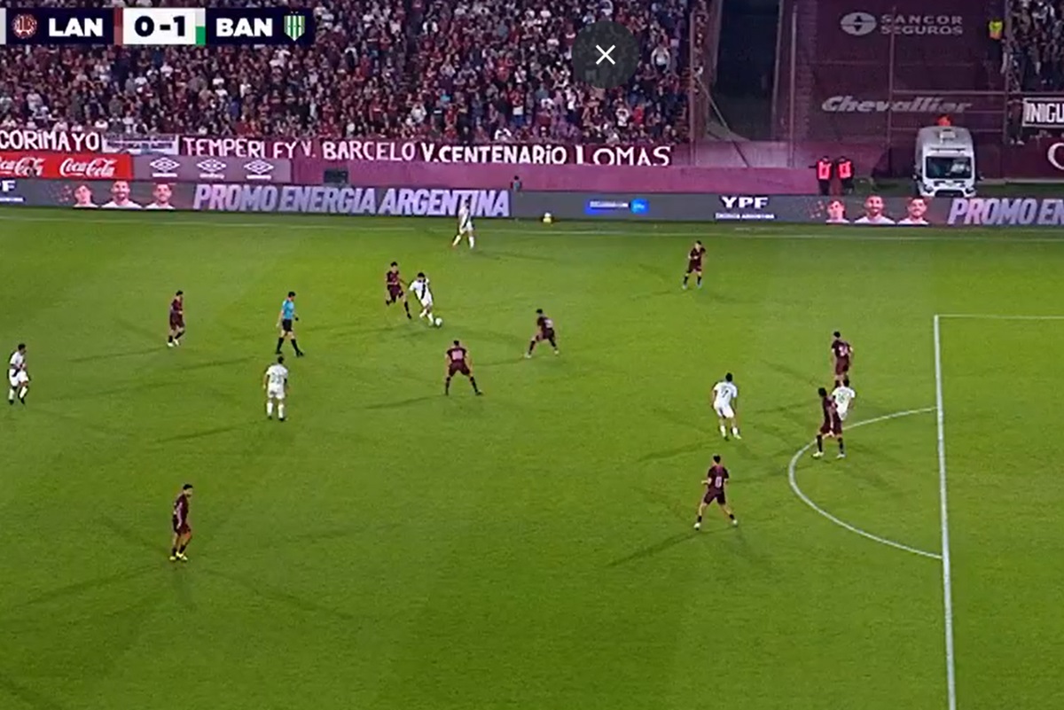 Mauro Méndez definió pero el VAR vio un milimétrico offside. Gol anulado y polémica en el clásico entre Lanús y Banfield