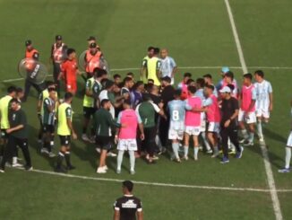 Nahuel Sica y Alejandro Ávalos se fueron expulsados en el primer tiempo. Pelea súper caliente entre Argentino de Merlo y Excursionistas