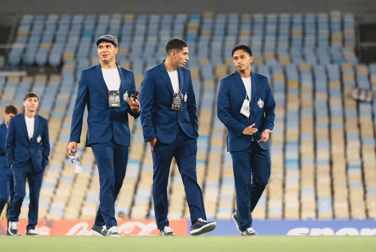 La Lepra lució de traje y algunos jugadores con boina. El hincha de Independiente Rivadavia y el cántico de Peaky Blinders en el Maracaná