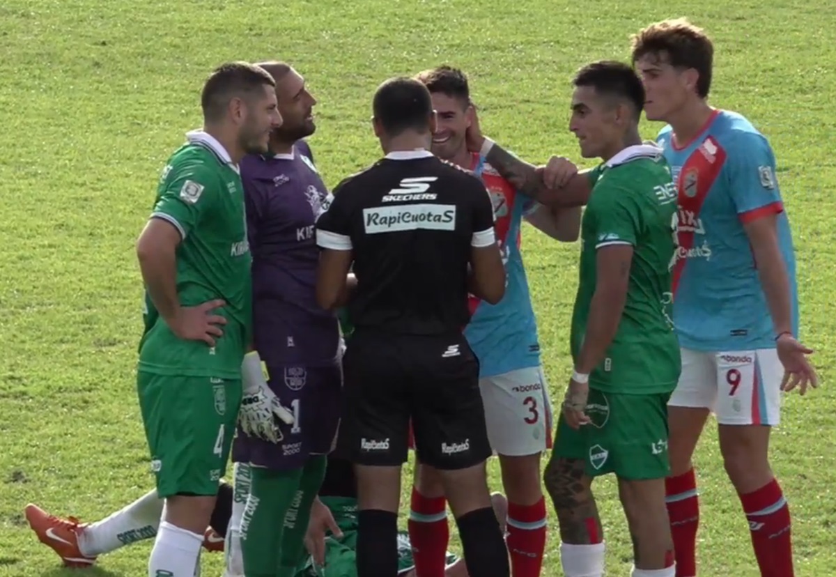 El último le puso fin a una racha triunfal del primero en Primera B Metropolitana. Ituzaingó frenó a Arsenal con un empate 0 a 0