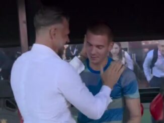 Abrazo riverplatense entre Mastantuono y Demichelis