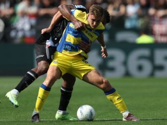 El argentino chocó con un rival en el primer tiempo y no jugó la segunda parte. Mateo Pellegrino salió lesionado y mareado en Udinese - Parma