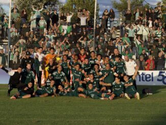 Racing de Montevideo hizo historia y se consagró campeón por primera vez. La caída de Peñarol le permitió a La Escuelita bordar su primera estrella.