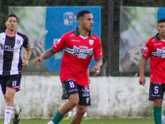 Real Pilar venció a Laferrere por un tanto contra cero gracias a la anotación de Riquelme y quedó como único escolta de Arsenal.