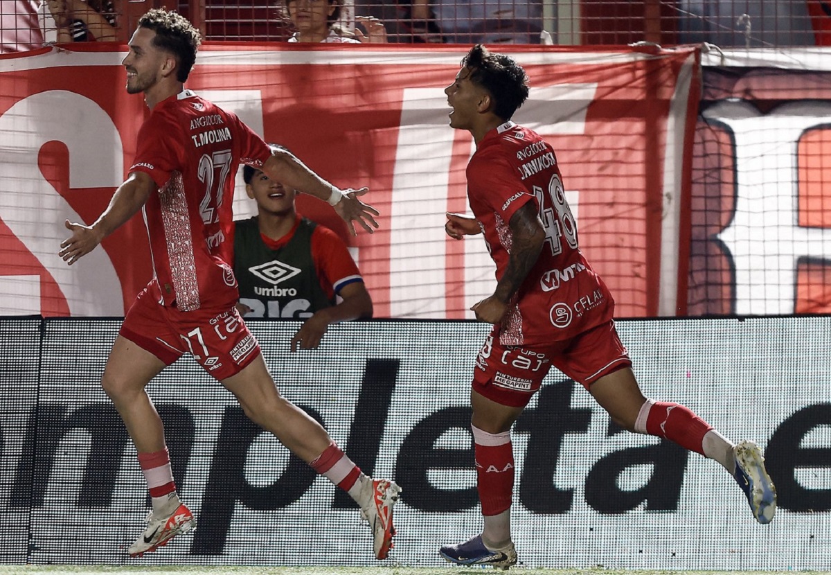 Argentinos Juniors venció a Atlético Tucumán y quedó muy cerca de la clasificación a los playoffs