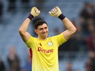 El campeón del mundo dejó atrás una molestia. Ante Bologna, Dibu Martínez vuelve a ser titular en Aston Villa y tranquiliza a Argentina