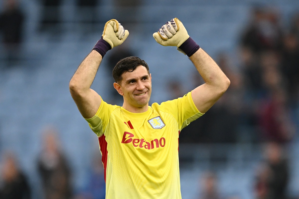 El campeón del mundo dejó atrás una molestia. Ante Bologna, Dibu Martínez vuelve a ser titular en Aston Villa y tranquiliza a Argentina