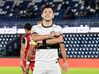 Insólito gol de Seba Ferreira en Olimpia: falla un penal, el rival rechaza y la mete de rebote con la cara