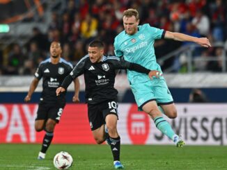 Aston Villa avanzó a semis de Europa aplastando al Bologna