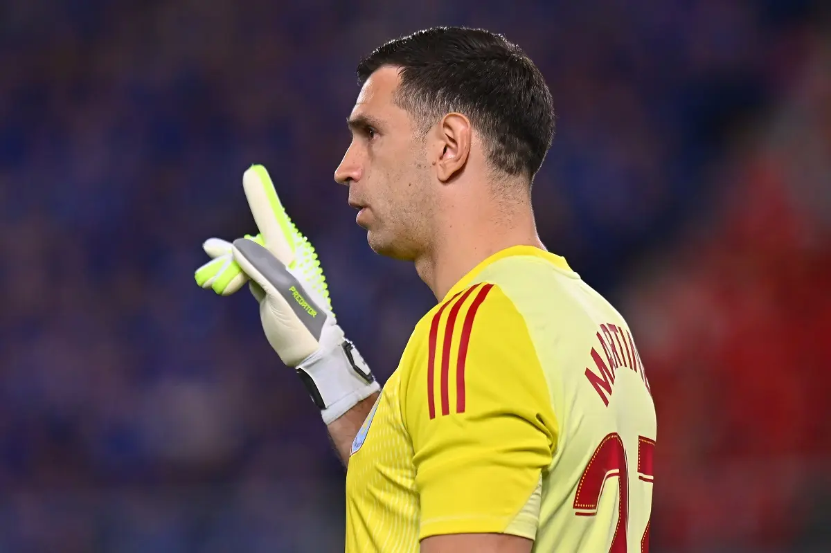 ¡Alarma total! Dibu Martínez sintió una molestia entrando en calor y no fue ni suplente en Aston Villa