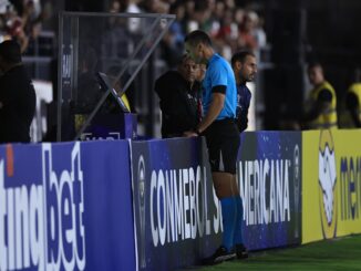 Santiago Beltrán le contuvo la pena máxima a Eduardo Sasha. Todo vino de un Polémico penal para Bragantino ante River en Copa Sudamericana